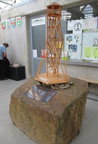 Základní kámen je umístěn v betonovém soklu