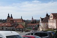 Z náměstí od Švejka jsou vidět oba nepomucké kostely