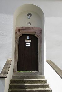 Vchod do správní části kláštera