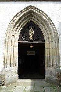 Vstupní portály do kostela - tudy jsme šli my