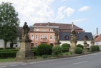 Liběšice - barokní sochy v parčíku proti kostelu