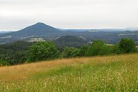 Shora je vidět na západě Růžovský vrch