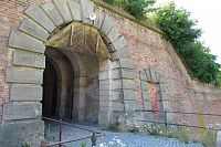 Dolní vodní bránou vstupujeme do Hlavní pevnosti