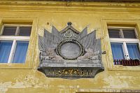 Znak je na domě v Komenského ulici