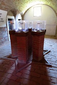 Vzpomínka na místa, odkud sem přijížděly transporty židovských vězňů