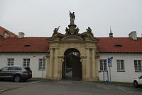 Vstup do areálu  břevnovského kláštera