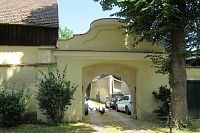 Harmannsdorf – touto bránou areál zámku opouštíme