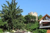 Vidíme první věž zříceniny hradu Děvín