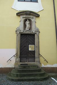 Kostel Nanebevzetí Panny Marie  - vchod z ulice Na Kropáčce