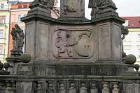 Mariánský sloup - nejstarší vyobrazení současného znaku města – českého lva držící písmeno G