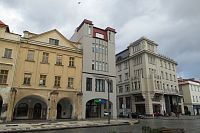 Úzká budova Špalkova obchodního domu a bývalý Záložní úvěrní ústav, dnes galerie Moderního umění