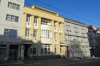 Ulice Československé armády - vpravo Rejchlův dům, vlevo dům Josefa Jihlavce I.