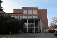 Areál bývalého Státního Rašínova gymnázia - základní škola (vpravo od vchodu je vidět kamenná plastika s městským lvem)