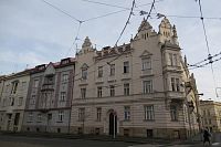 Dům v ulici Československé armády (vedle synagogy)