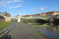 Pražský most a náplavka