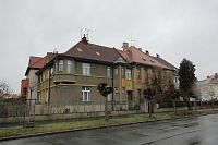 Tři historické vily - zleva vila Hypiusových, vila Marie Sálové a rodinný dům s projekční kanceláří