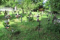 Vlkolínec - hřbitov s kamennými a litinovými kříži