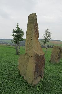 Kamenný kříž s druidským hájem