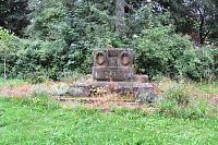 Zdoňov - zbytek pomníku padlým v 1. světové válce
