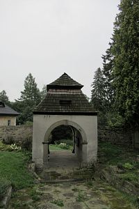Brána do areálu kostela