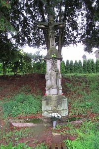 Kříž před hřbitovem