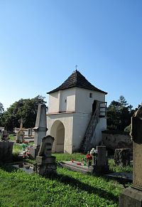 Věžová brána se zvonicí