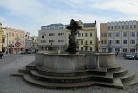 Havlíčkovo náměstí - Koudelova kašna a v pozadí jižní strana náměstí