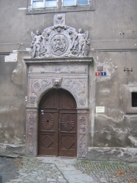 Renesanční portál v ulici za kostelem sv. Jakuba