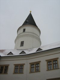 Pohled na věž z nádvoří zámku