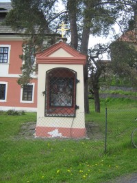 Faleč - výklenková kaple u fary