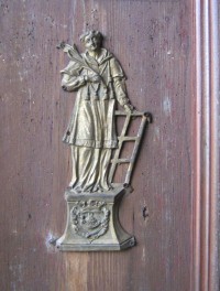 Ozdoba na dveřích kostela