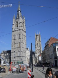 Gent - zvonice a v pozadí věž kostela sv. Bava