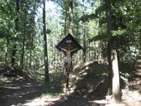 Kříž v lese mezi Malesicemi a Radčicemi