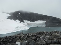 Ledovec nad jezerem Juvvatnet