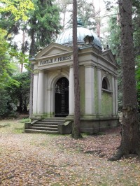Lesní hřbitov - hrobka familie Friess
