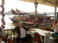 Čekání na loď u řeky Chao Phraya