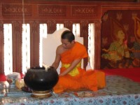 Oranžový mnich v chrámu