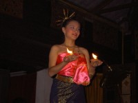Thajské zjevení! Tanec se svíčkami!