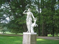 Litinová socha bohyně lovy Diany