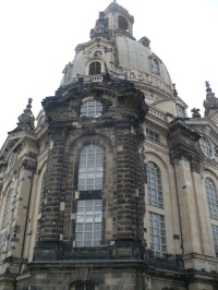 Frauenkirche - na obrázku je vidět zachovalou část kostela - tmavé zdivo, ostatní bylo v ruinách