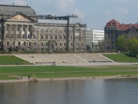 Důkaz, že i v centru města mohou být louky podél řek (v pozadí vládní budovy a nacistický amfiteátr)