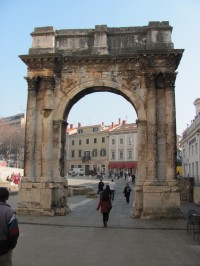 Rímská Zlatá brána v Pule 1stol. n.l.