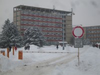 Budova rektorátu v zimě 