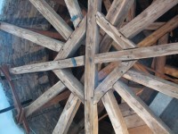 Kostelec nad Černými lesy - zámek s naučným   okruhem vedoucím  pod památnými  a vzácnými krovy zámecké budovy 