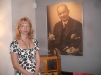 Ředitelka Markéta Formanová před portrétem Josefa Skupy