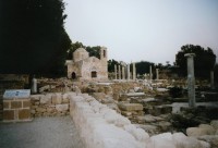 Agia Kiriaki - současný kostel a ruiny původní baziliky