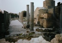 Agia Kiriaki - současný kostel a ruiny původní baziliky