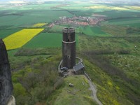 pohled z horní věžě na dolní věž hradu