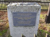 za plůtkem se schovává památník věnovaný hudebnímu skladateli Zdeňku Fibichovi