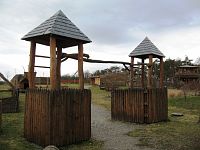 vstupní brána na dětské hřiště v Cerhenicích
